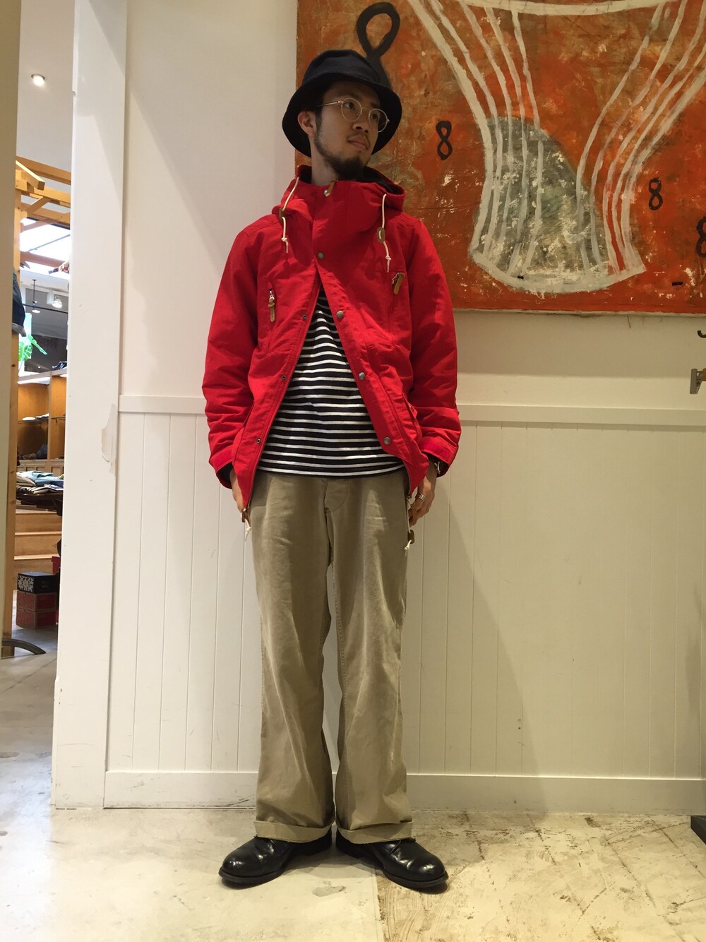 「秋赤、赤、マウンテンパーカー、アウトドアスタイル、ワイドパンツ、ボーダー、レザーシューズ、チャンピオン、重ね着」｜「FREAK'S STOREのアイテム（マウンテンパーカー、レッド系）」を使った、きりがやんさん（メンズ・172cm）の秋コーディネートの1枚目の写真