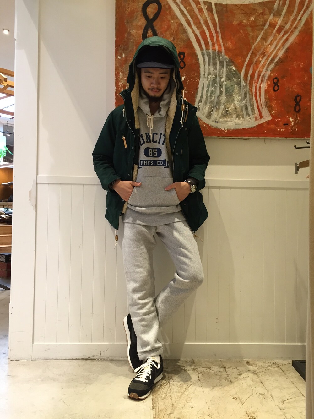 「マウンテンパーカー、グリーン、緑、スポーツミックス、スウェット、パーカー、スニーカー、ナイキ、リブパンツ、ジョガーパンツ」｜「Championのアイテム（パーカー、グレー系）」を使った、きりがやんさん（メンズ・172cm）の秋コーディネートの1枚目の写真