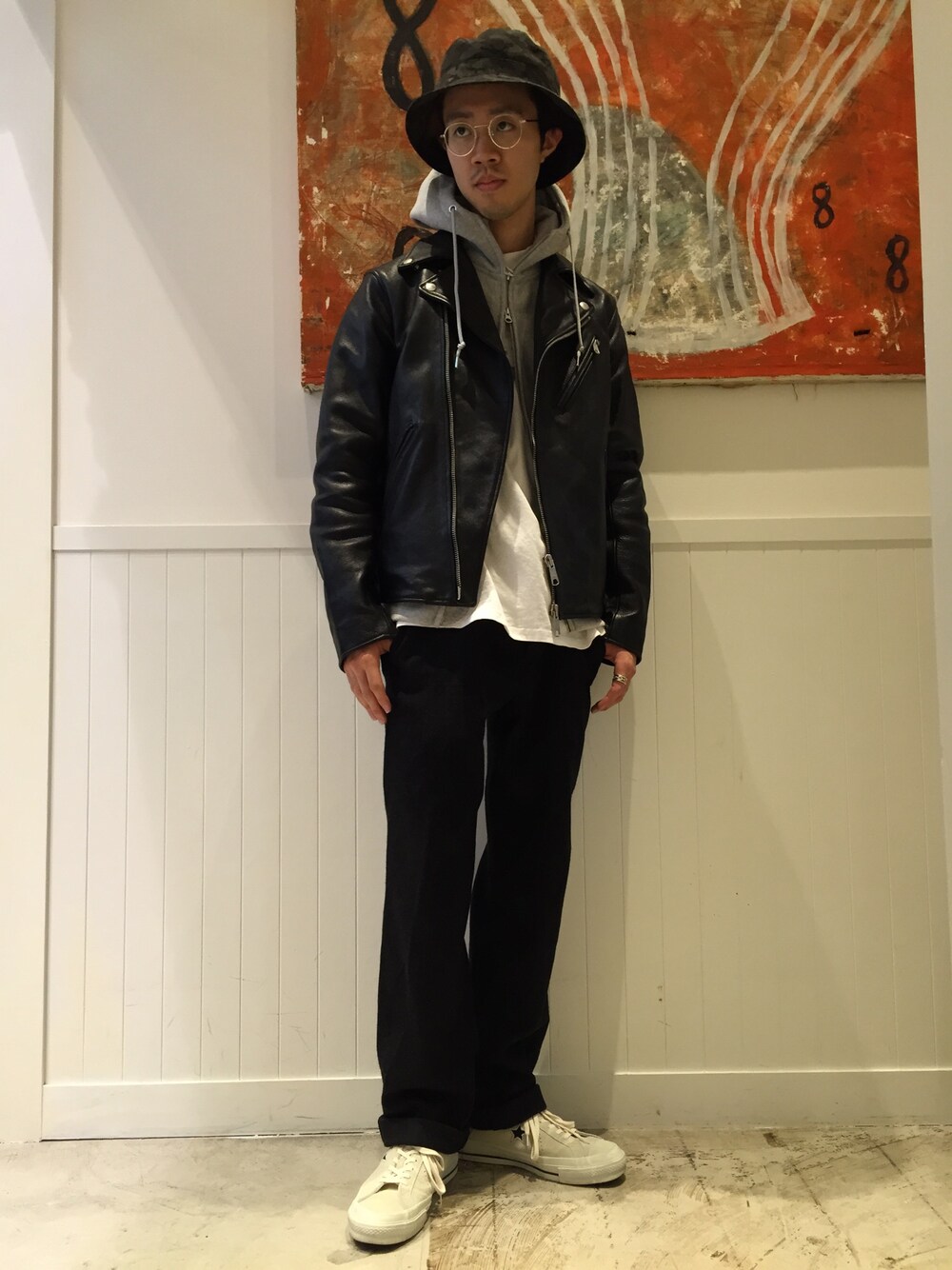 「レザージャケット、パーカー、チャンピオン、ストリート、ハット、コンバース、ライダース」｜「FREAK'S STOREのカウレザーWライダースジャケット               （ライダースジャケット、ブラック系）」を使った、きりがやんさん（メンズ・172cm）の秋コーディネートの1枚目の写真