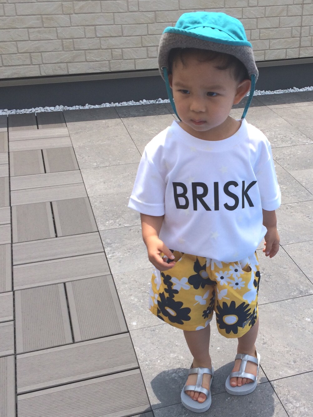 ホワイト系のTシャツ/カットソー、シルバー系のサンダル、ホワイト系のTシャツ/カットソーを着用したキッズの夏コーディネートの1枚目の写真