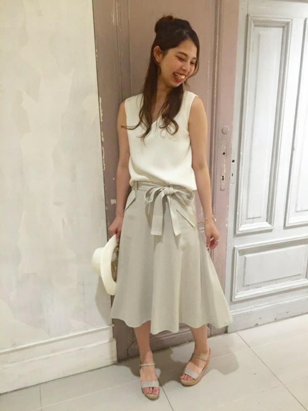 ホワイト系のシャツ/ブラウス、グリーン系のスカート、ベージュ系のサンダルを着用したレディースの夏コーディネートの1枚目の写真