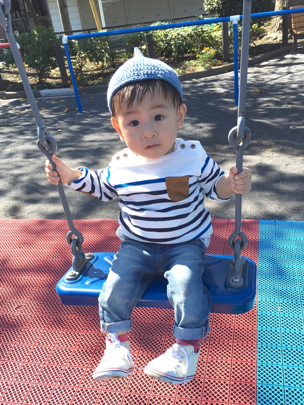 「男の子、1歳、シンプルコーデ、公園スタイル、プチプラ、公園」｜「Handmadeのアイテム（帽子、ブルー系）」を使った、RAYさん（キッズ・80cm）の秋コーディネートの1枚目の写真
