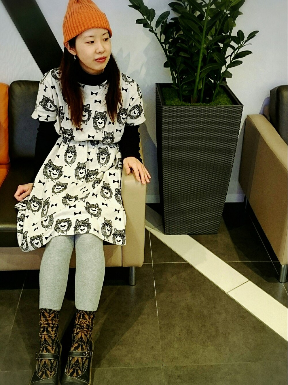 ホワイト系のワンピース、ブラック系のドレスシューズ、オレンジ系のニットキャップ/ビーニーを着用したレディースの春コーディネートの1枚目の写真