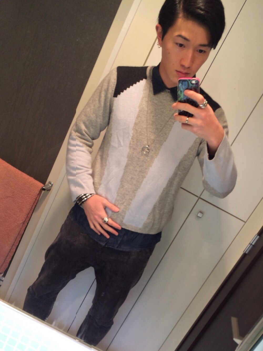 ブルー系のシャツ/ブラウス、グレー系のカーディガン/ボレロ、グレー系のデニムパンツを着用したメンズの冬コーディネートの1枚目の写真