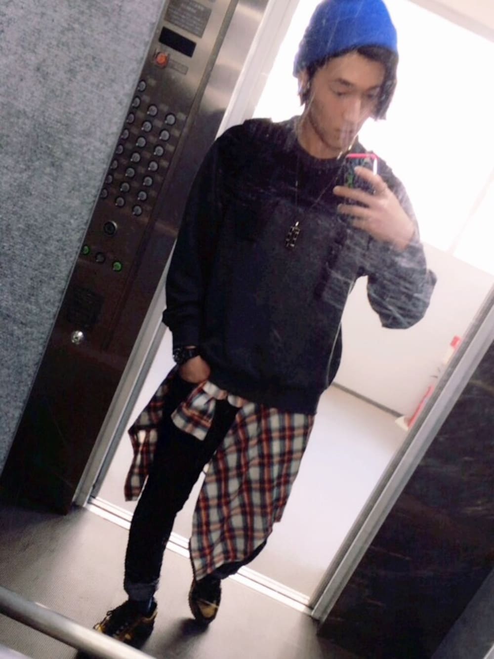 ブルー系のスウェット、レッド系のシャツ/ブラウス、ブルー系のデニムパンツを着用したメンズの春コーディネートの1枚目の写真