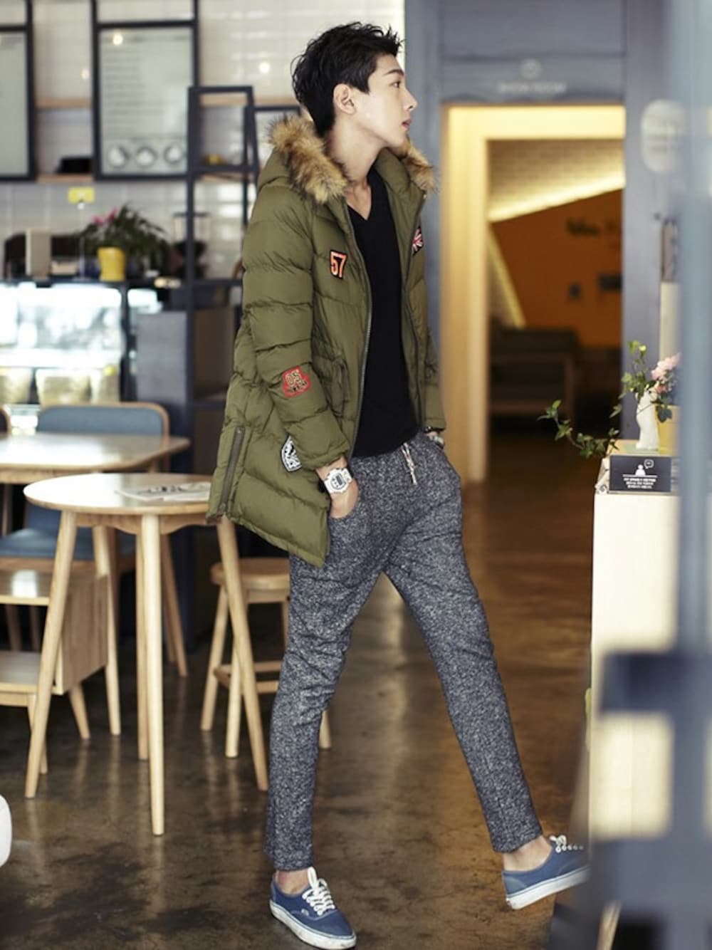 その他のブルゾン、グレー系のその他パンツ、ホワイト系のアナログ腕時計を着用したメンズの春コーディネートの1枚目の写真