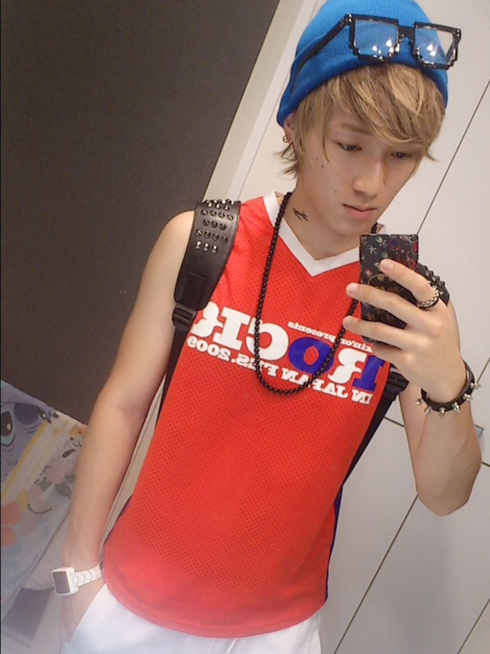 ブラック系のバックパック/リュック、シルバー系のリング、ブルー系のニットキャップ/ビーニーを着用したメンズの春コーディネートの1枚目の写真