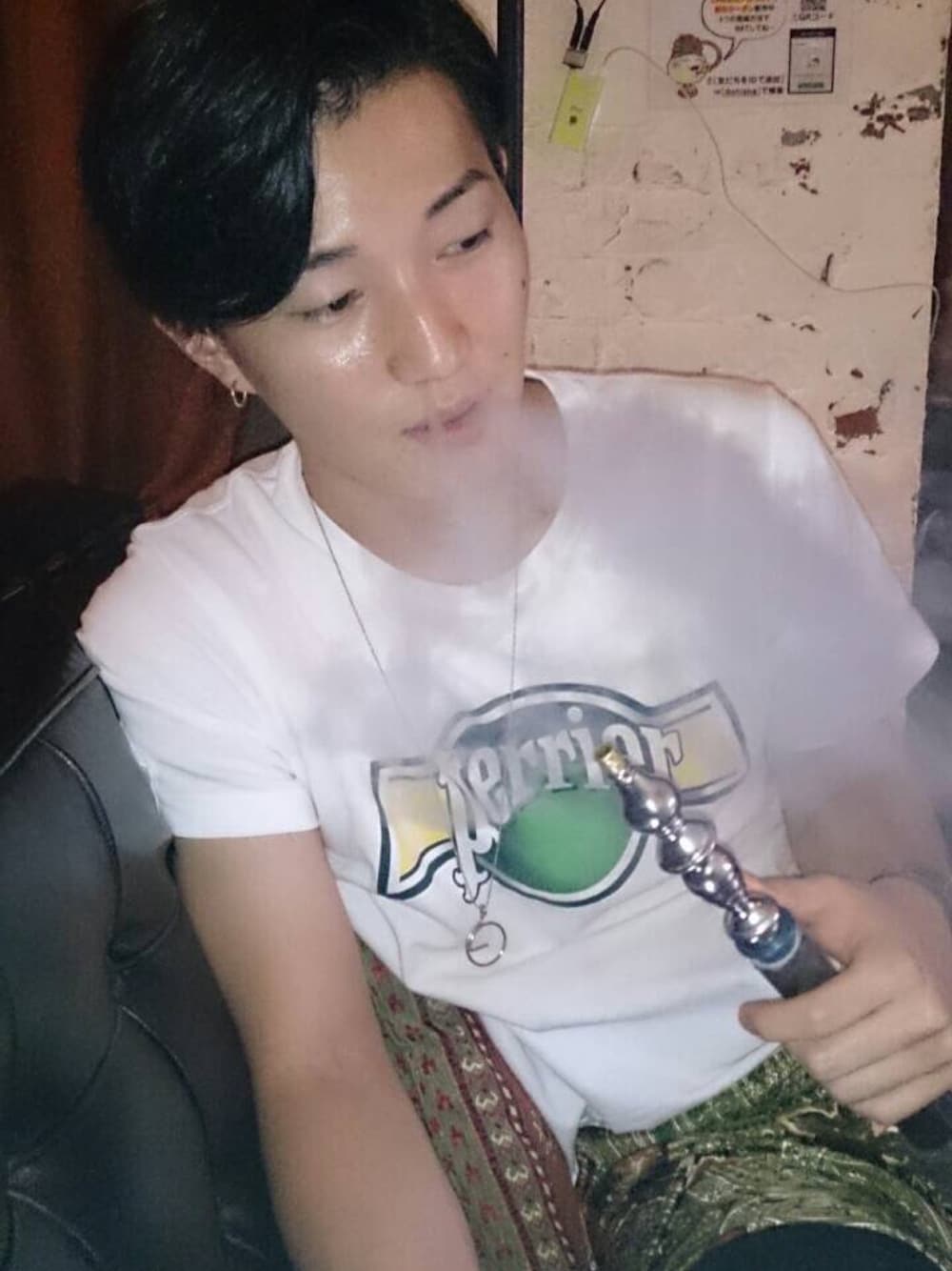 ホワイト系のTシャツ/カットソー、ブラック系のその他パンツ、シルバー系のピアス（片耳用）を着用したメンズの夏コーディネートの1枚目の写真