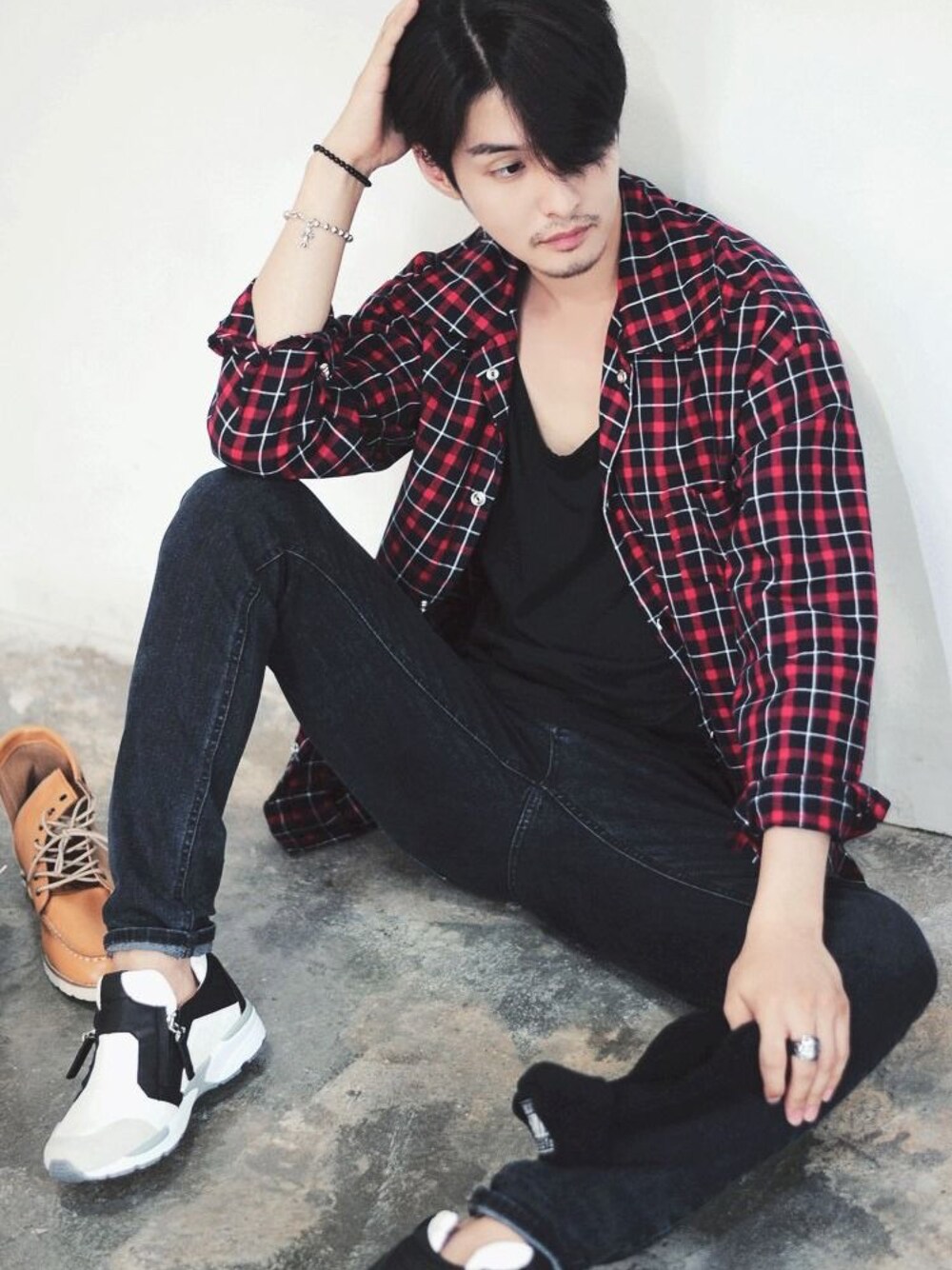 その他のシャツ/ブラウス、ブルー系のデニムパンツ、ブラック系のTシャツ/カットソーを着用したメンズの夏コーディネートの1枚目の写真