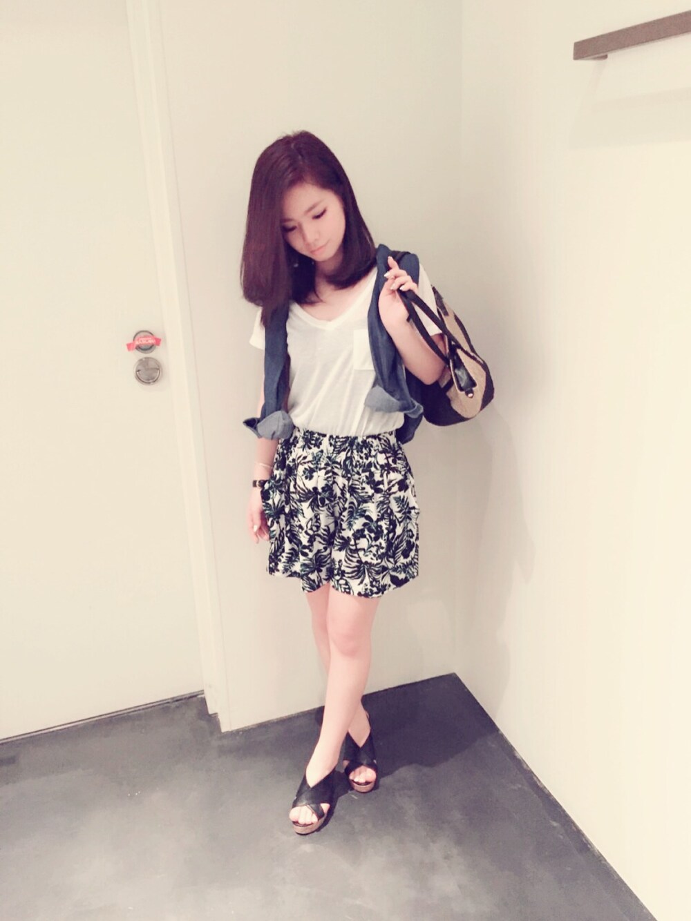 ブラック系のサンダル、ブルー系のシャツ/ブラウス、ホワイト系のTシャツ/カットソーを着用したレディースの夏コーディネートの1枚目の写真