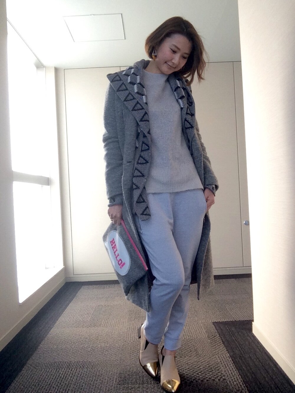 ベージュ系のシューズ、グレー系のその他パンツ、グレー系のその他アウターを着用したレディースの冬コーディネートの1枚目の写真