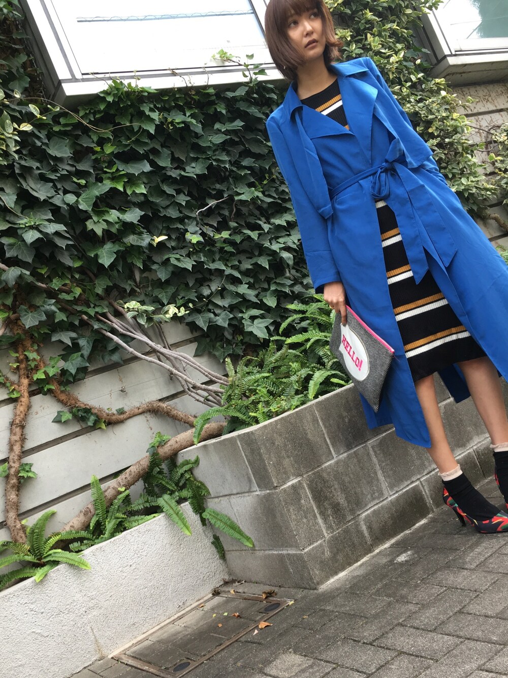 「トレンチコート、ニットワンピース、靴下、パンプス×靴下、クラッチバッグ」｜「MURUAの【CASUAL】ｼｬﾂﾄﾚﾝﾁ（トレンチコート、ブルー系）」を使った、美優さん（レディース・165cm）の秋コーディネートの1枚目の写真