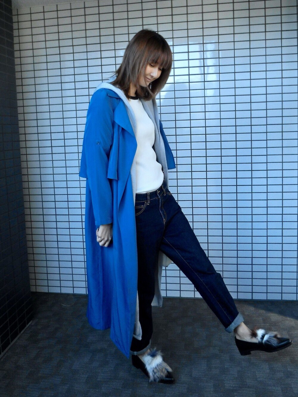 「秋のコーデ、オトナカジュアル、デニム、ニット、重ね着、ロングコート、トレンチコート」｜「ZARAのアイテム（ニット/セーター、ホワイト系）」を使った、美優さん（レディース・165cm）の秋コーディネートの1枚目の写真