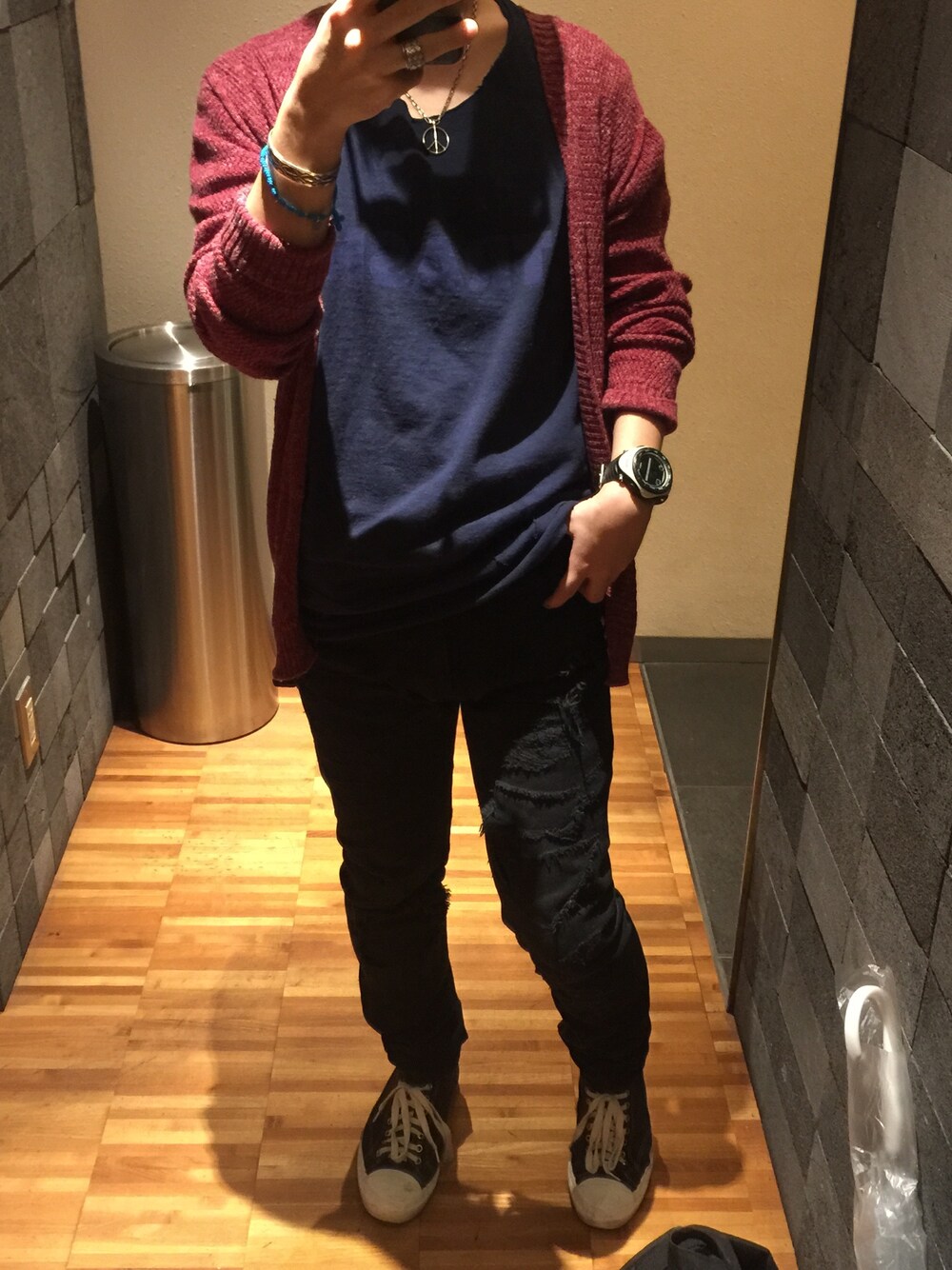 ブルー系のTシャツ/カットソー、レッド系のカーディガン/ボレロ、ブラック系のデニムパンツを着用したメンズの夏コーディネートの1枚目の写真