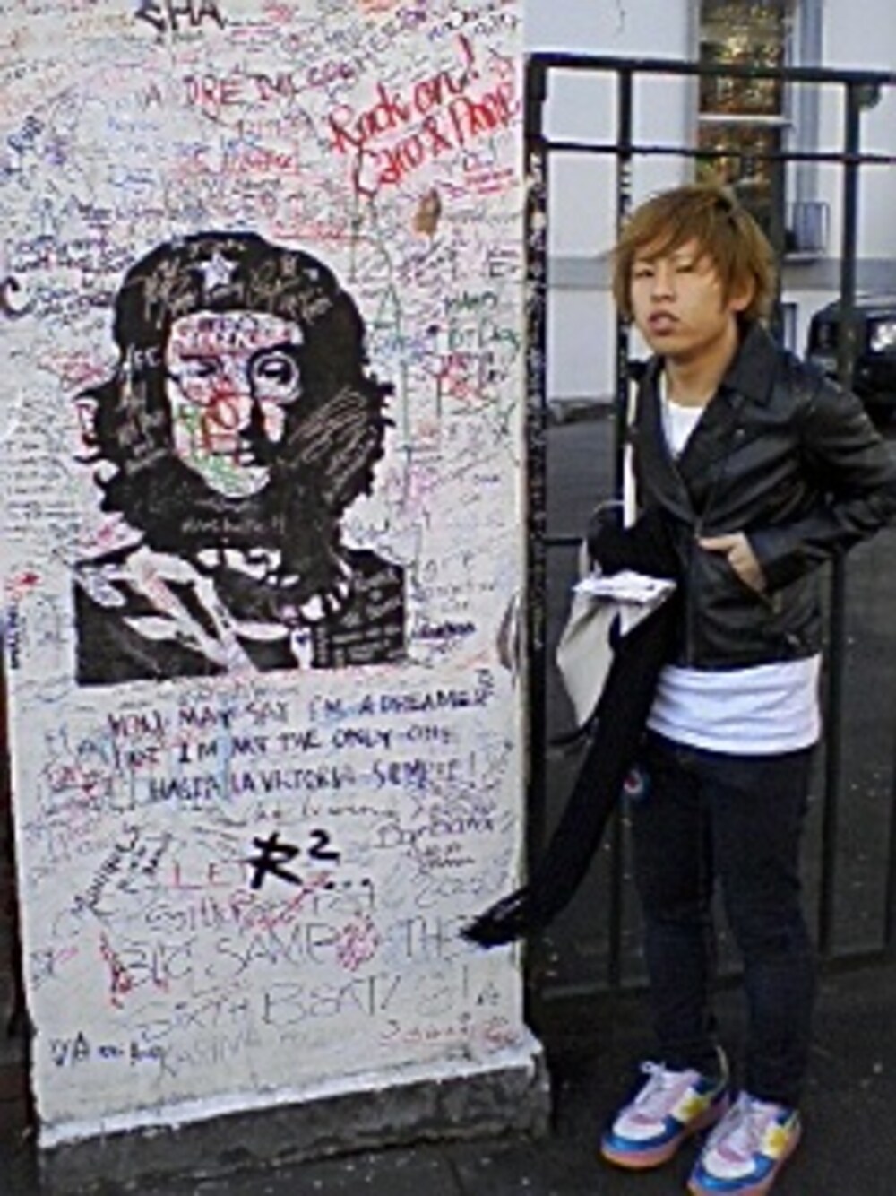 「金髪、黒スキニー、A BATHING APE、ランニングシューズ」｜「ロンドンにてのベタなことしました。（CD、グレー系）」を使った、サトーたくまさん（メンズ・162cm）の秋コーディネートの1枚目の写真