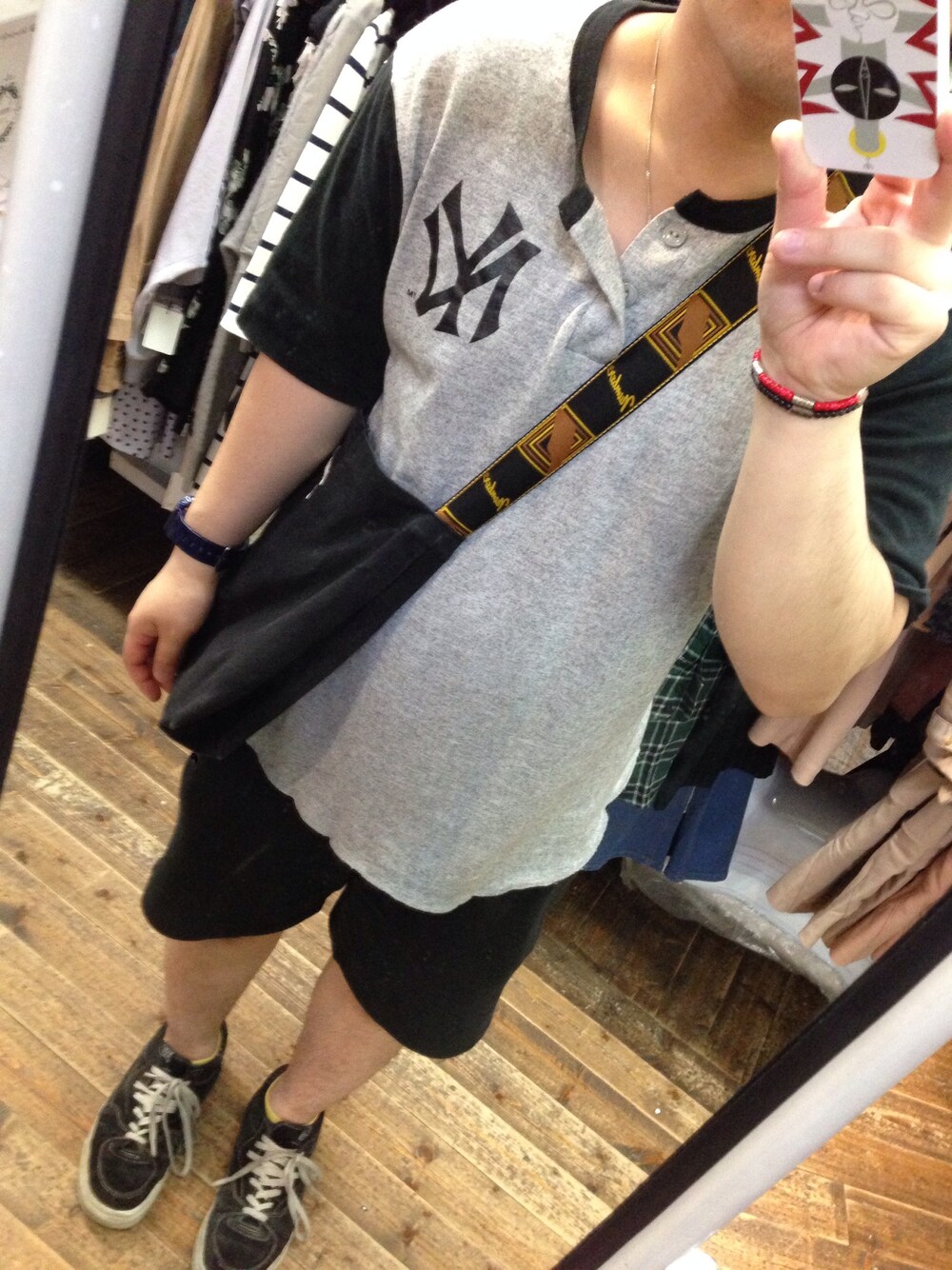 「ベースボールシャツ、NUMBER (N)INE、vintage、VANS、KANGOL、バケットハット、スエットパンツ、アクセじゃら付け」｜「藤吉のセットアップに蝶ネクタイ（テーラードジャケット、ブルー系）」を使った、サトーたくまさん（メンズ・162cm）の秋コーディネートの1枚目の写真