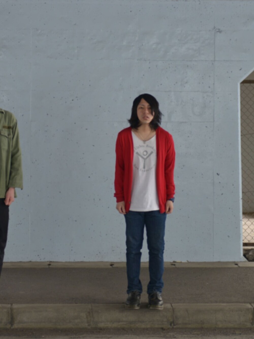 「赤いカーディガン、バンドマン、ロック」｜「←↑ZigZag→↓のアー写（CD、オレンジ系）」を使った、サトーたくまさん（メンズ・162cm）の秋コーディネートの1枚目の写真