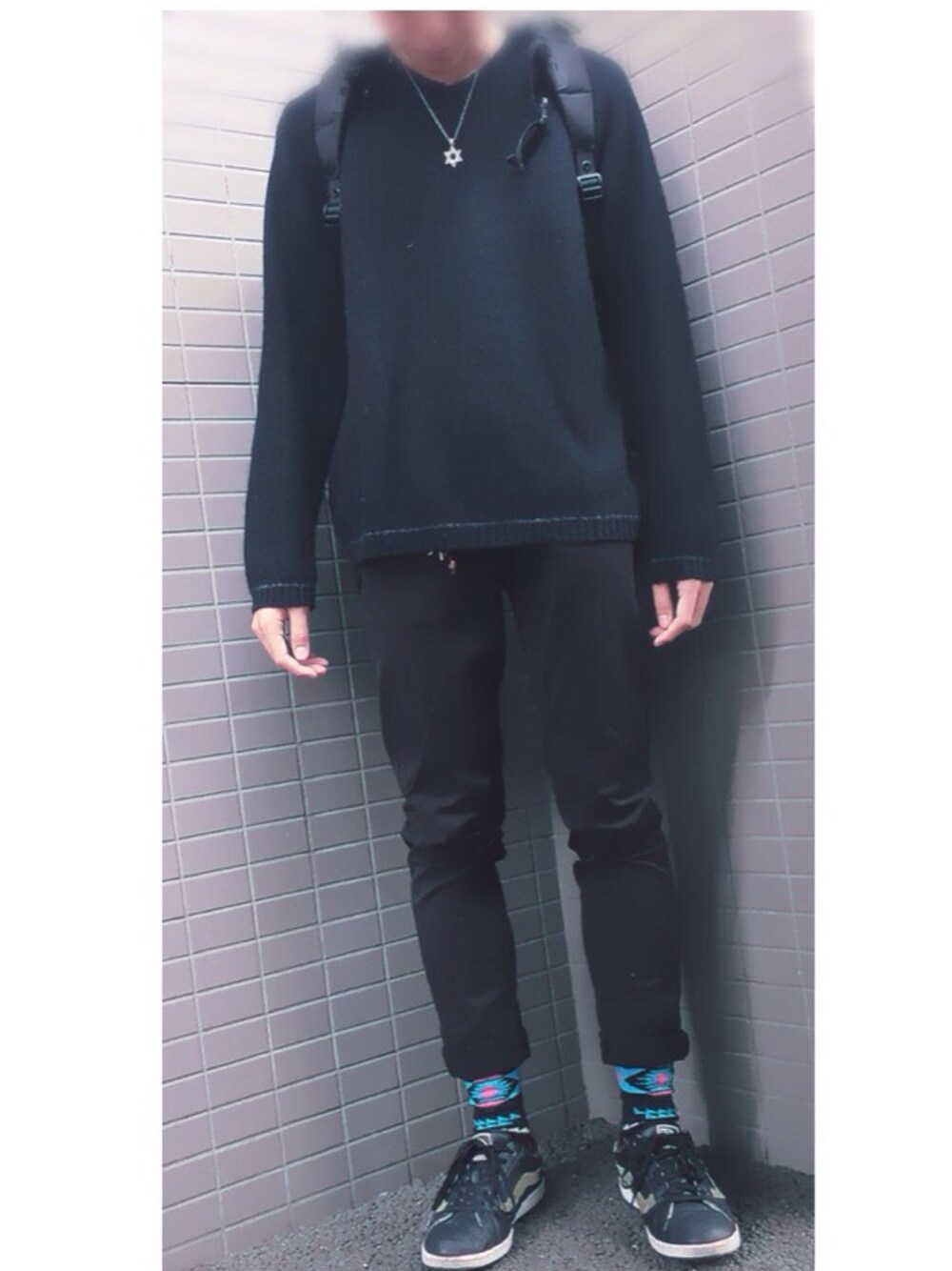 「オールブラック、黒スキニー、柄ソックス」｜「VANSのカーキライン（スニーカー、グリーン系）」を使った、mefoxさん（メンズ・177cm）の秋コーディネートの1枚目の写真