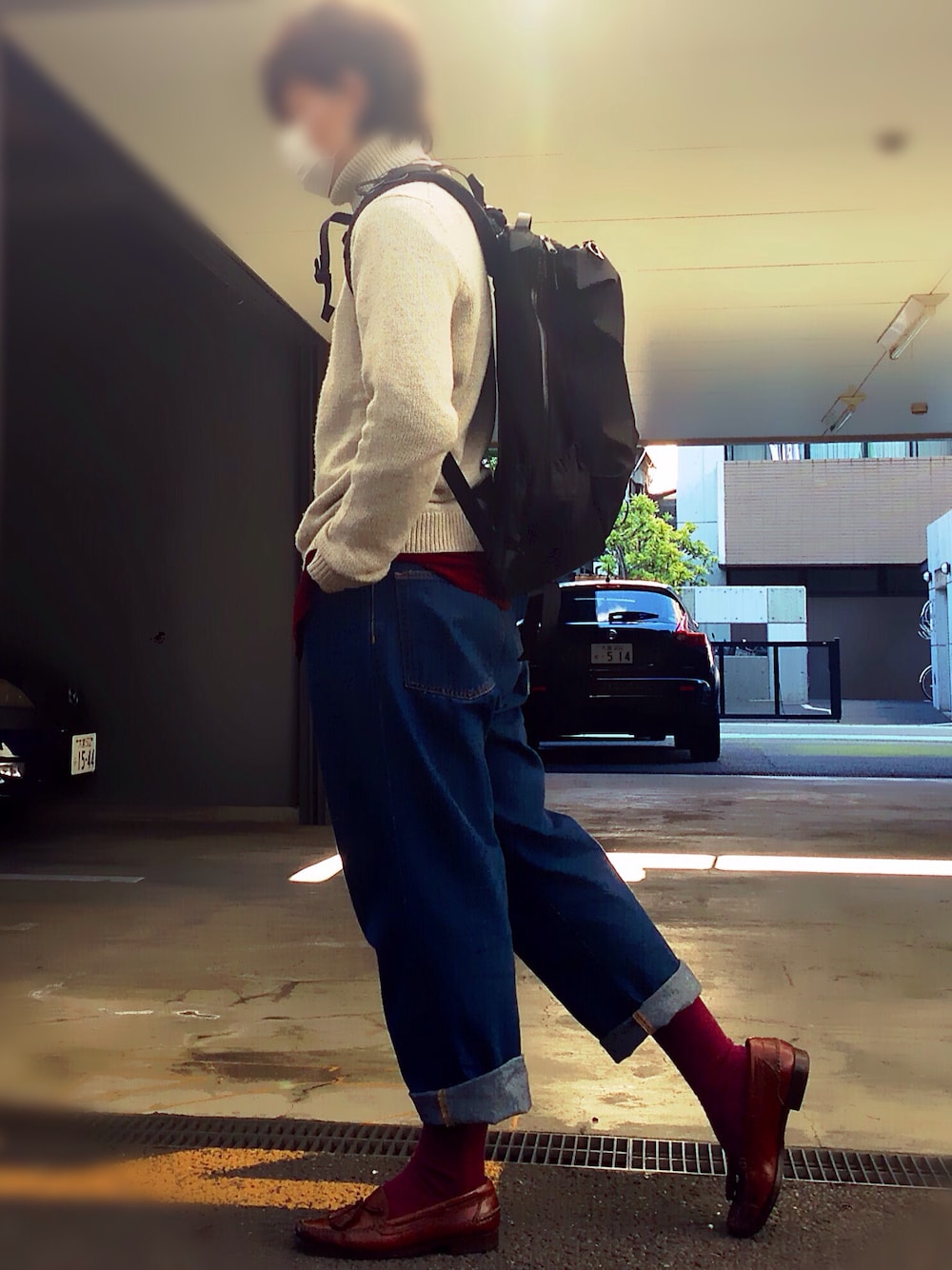 ブラック系のパーカー、ブラック系のバックパック/リュック、ブルー系のデニムパンツを着用したメンズの冬コーディネートの1枚目の写真