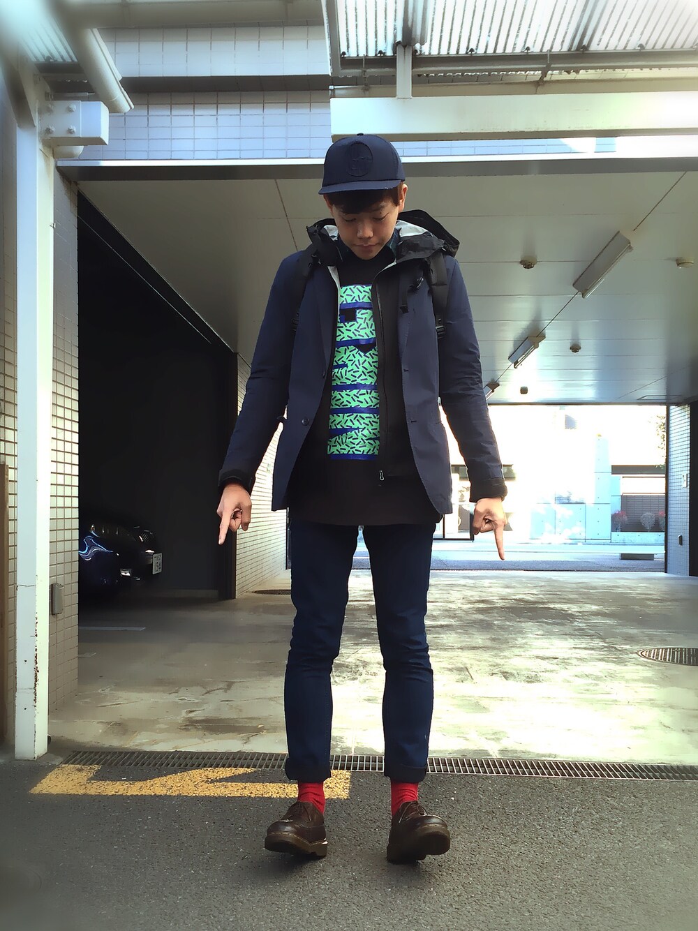 「ウールシャツ、がおー(｢･ω･)｢、デニムスキニー、ドクターマーチン、ウイングチップ、キャップ、赤い靴下、シャツ×Tシャツ、ワントーンコーデ」｜「no brandのあ、やべ玄関閉め忘れたの図。（その他、その他）」を使った、mefoxさん（メンズ・178cm）の冬コーディネートの1枚目の写真
