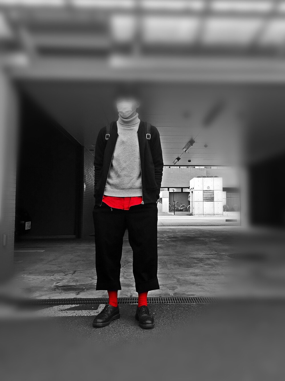 ブラック系のスラックス、ブラック系のパーカー、ブラウン系のブーツを着用したメンズの冬コーディネートの1枚目の写真