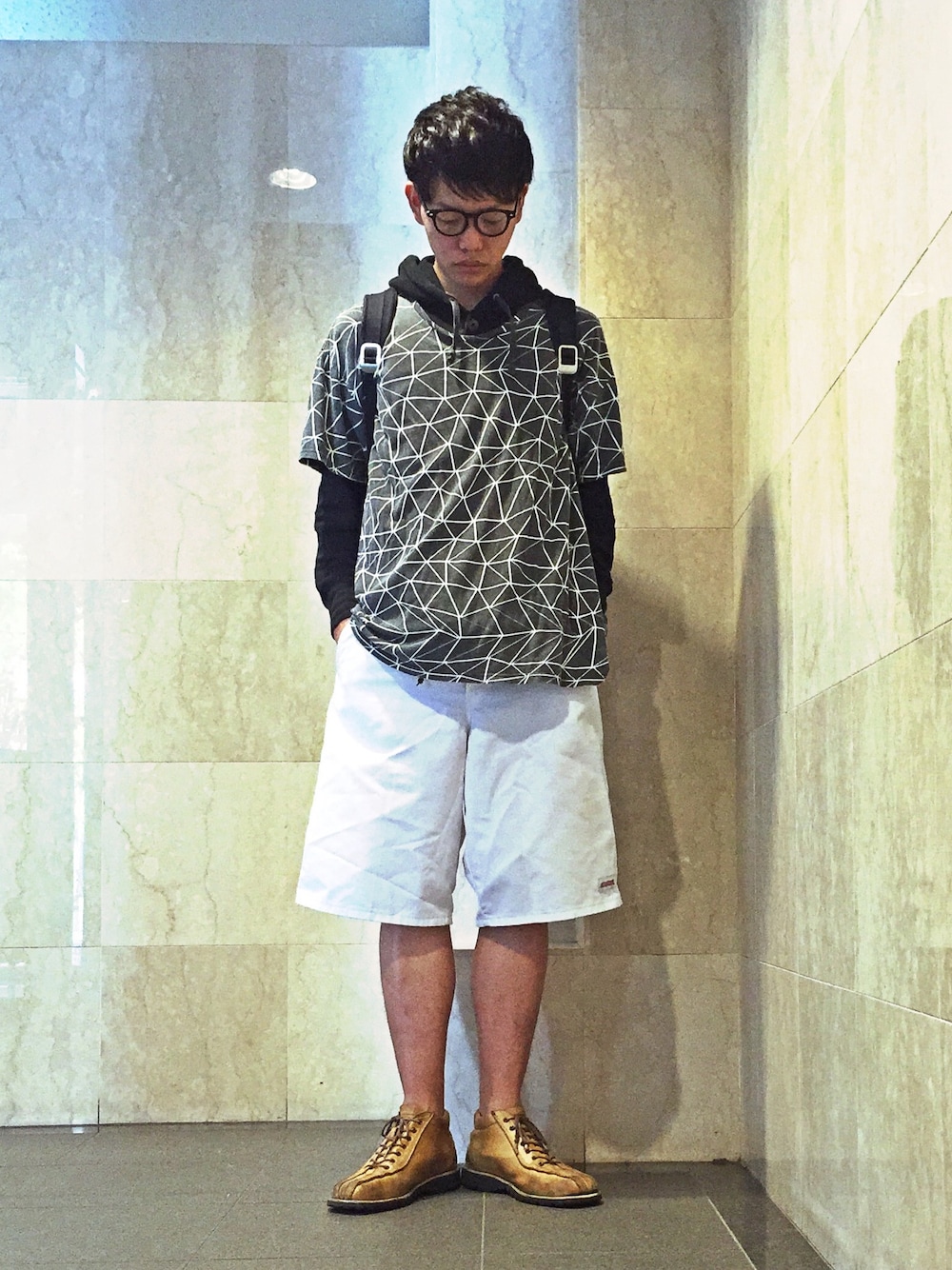 「三角、シャツ×パーカー、ビッグT、ビッグシルエット、ワイドパンツ、ディッキーズ(Dickies)、ルーズシルエット、黒縁メガネ、丸メガネ」｜「UNIQLOのアイテム（パーカー、ブラック系）」を使った、mefoxさん（メンズ・178cm）の春コーディネートの1枚目の写真