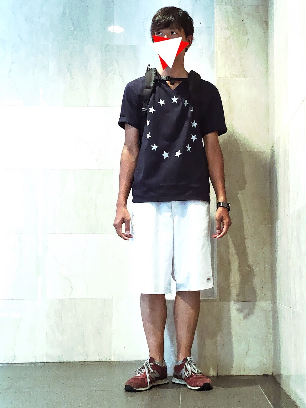 ブルー系のTシャツ/カットソー、ホワイト系のその他パンツ、レッド系のスニーカーを着用したメンズの夏コーディネートの1枚目の写真