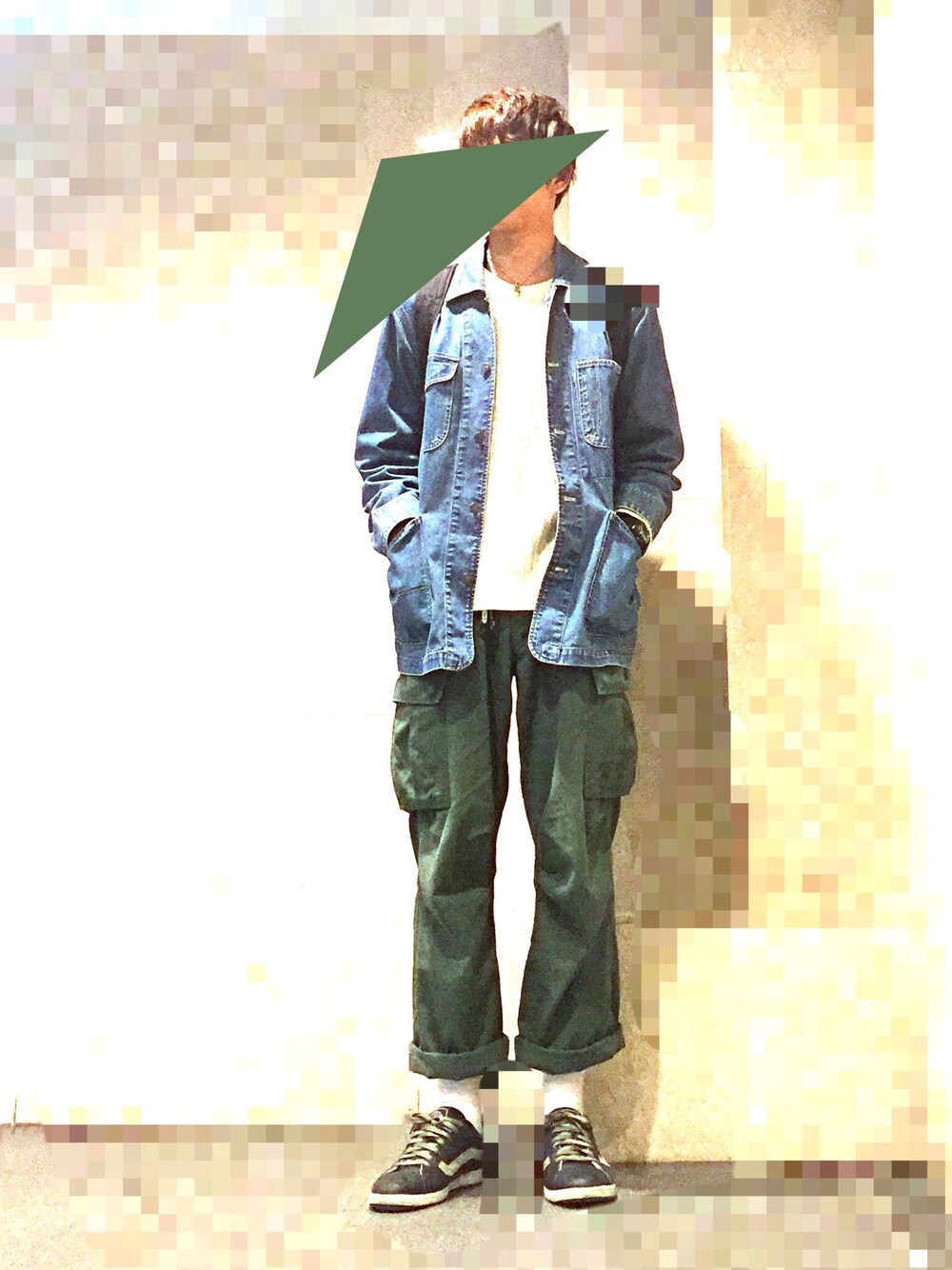 「カーキ×ホワイト、カバーオール、白ニット、ワイドパンツ、カーゴパンツ、カーキパンツ、ootd、秋服、セーター」｜「WOmBのアイテム（ニット/セーター、ホワイト系）」を使った、mefoxさん（メンズ・178cm）の秋コーディネートの1枚目の写真