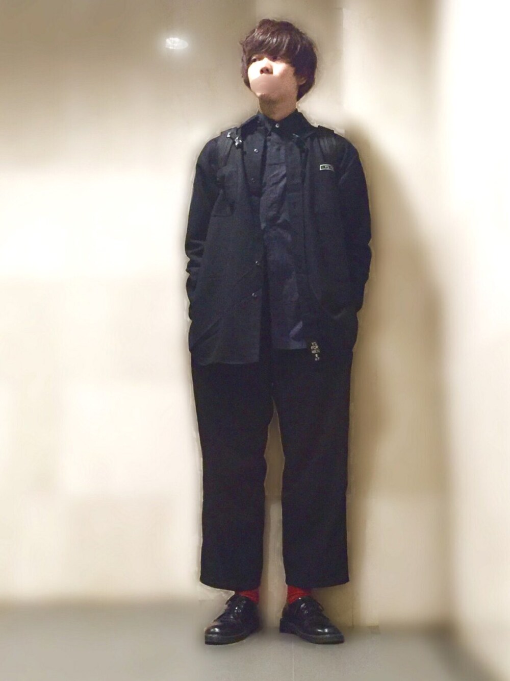 「春コーデ、オールブラック、赤い靴下、革靴、ブーツ、スラックス、ワイドパンツ、バックパック、古着、モード」｜「Y's for menのアイテム（シャツ/ブラウス、ブラック系）」を使った、mefoxさん（メンズ・178cm）の春コーディネートの1枚目の写真