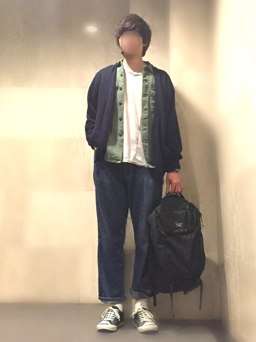 「デニムパンツ、ワイドパンツ、ミリタリーシャツ、ロングカーディガン、バックパック、古着、カーキ」｜「TROVEのアイテム（Tシャツ/カットソー、ベージュ系）」を使った、mefoxさん（メンズ・178cm）の春コーディネートの1枚目の写真