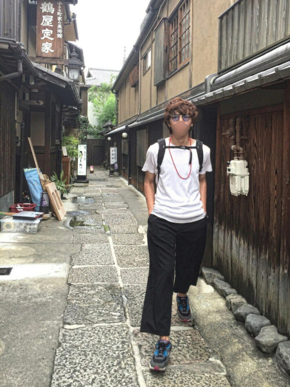 「シンプルスタイル、シンプル、ポケットＴシャツ、白Tシャツ、ビーズネックレス、ワイドパンツ、サングラス、NIKE AIR MAX、京都」｜「no brandのアイテム（Tシャツ/カットソー、ホワイト系）」を使った、mefoxさん（メンズ・178cm）の夏コーディネートの1枚目の写真