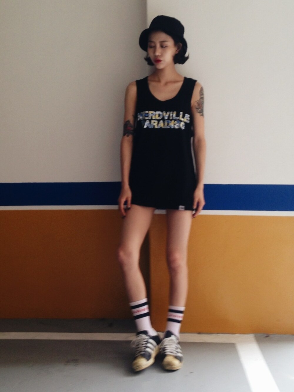 「black、BUCKET HAT、adidas superstar、sleeveless top、파퓰러너드、popularnerd、미타、adidas mita、daily look」｜「POPULARNERDのpopularnerd （Tシャツ/カットソー、ブラック系）」を使った、꿀민경さん（レディース・165cm）の夏コーディネートの1枚目の写真