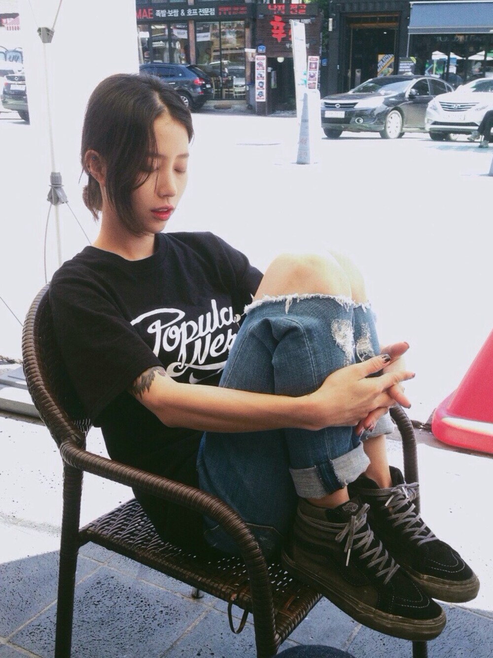 「홍대、파퓰러너드、디스트로이드진、Distroyed、반스、VANS、casual、black、daily look」｜「POPULARNERDのアイテム（Tシャツ/カットソー、ブラック系）」を使った、꿀민경さん（レディース・165cm）の秋コーディネートの1枚目の写真