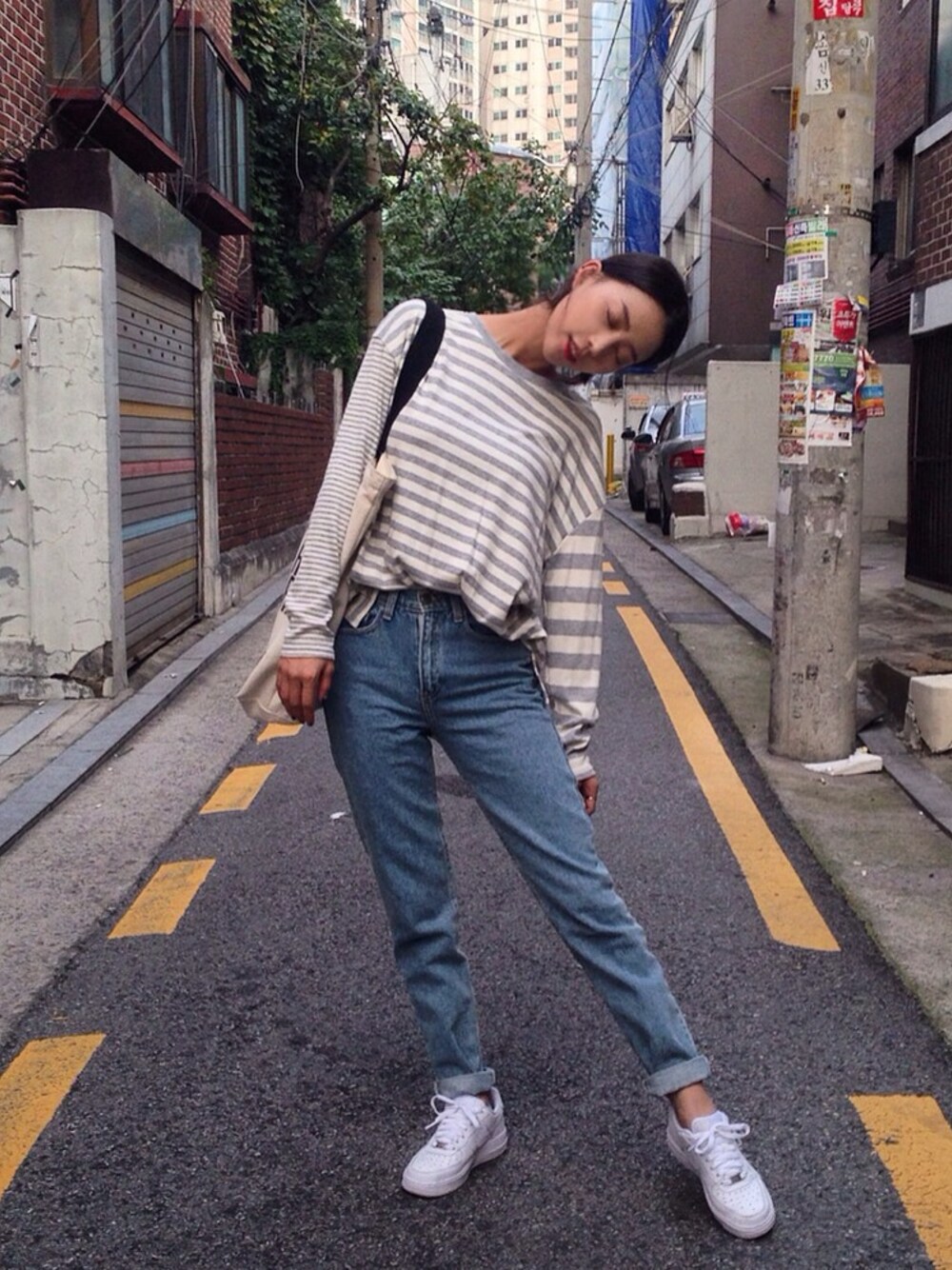 「파퓰러너드、에코백、나이키、아메리칸어패럴、American Apparel、ecobag、popularnerd、denim、daily look、스트라이프」｜「American Apparelのアイテム（デニムパンツ、ブルー系）」を使った、꿀민경さん（レディース・165cm）の秋コーディネートの1枚目の写真