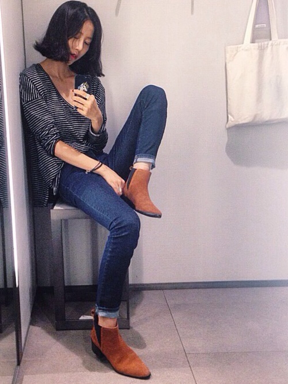 「ZARA、stripe、denim、boots、American Apparel、자라、부츠、가을코디、daily look、스트라이프」｜「ZARAのアイテム（Tシャツ/カットソー、ブラック系）」を使った、꿀민경さん（レディース・165cm）の秋コーディネートの1枚目の写真