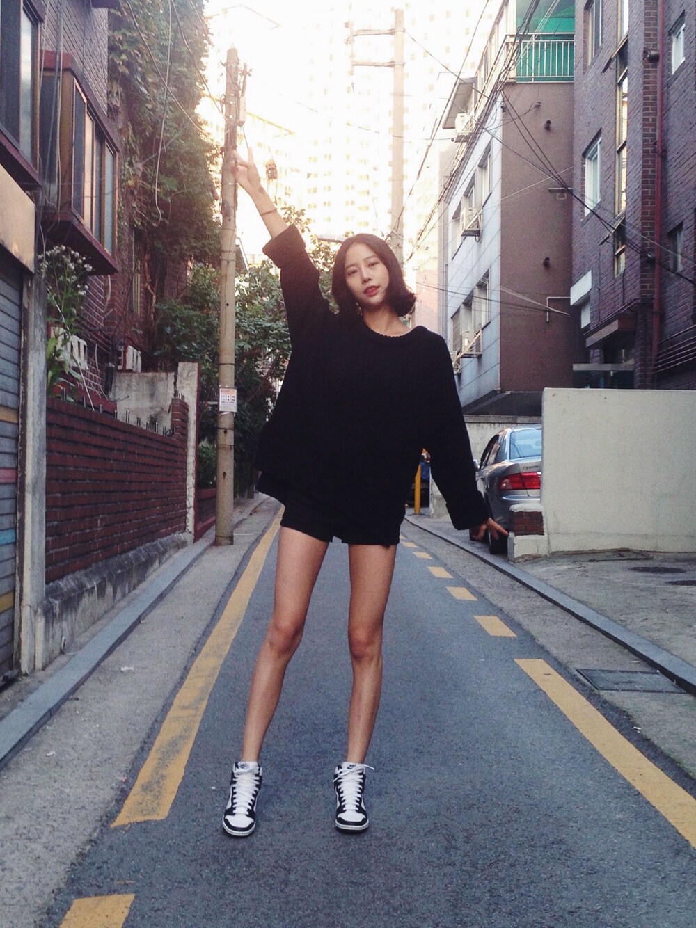 「knit、black、black and white、Nike sky hi、ZARA、니트、daily look、streetfashion」｜「ZARAのアイテム（ニット/セーター、ブラック系）」を使った、꿀민경さん（レディース・165cm）の秋コーディネートの1枚目の写真