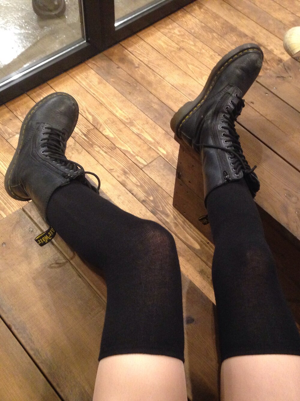 「socks、Dr.Martens、black、블랙、오버니삭스」｜「Dr. Martensのアイテム（ブーツ、ブラック系）」を使った、꿀민경さん（レディース・165cm）の秋コーディネートの1枚目の写真