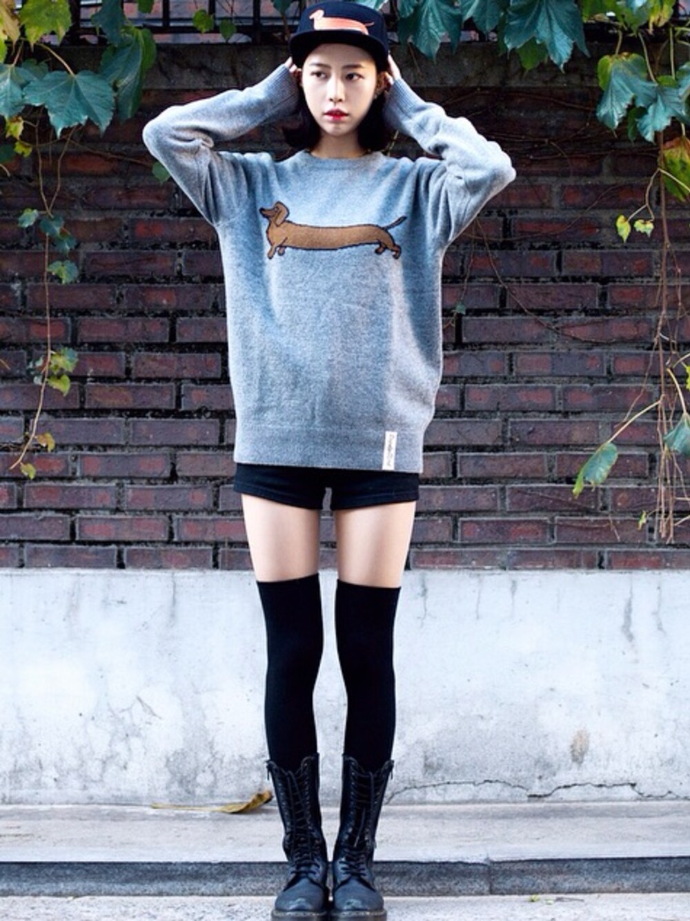 「knit、gray、니트、오버니삭스、블랙、black」｜「POPULARNERDのアイテム（ニット/セーター、グレー系）」を使った、꿀민경さん（レディース・165cm）の秋コーディネートの1枚目の写真