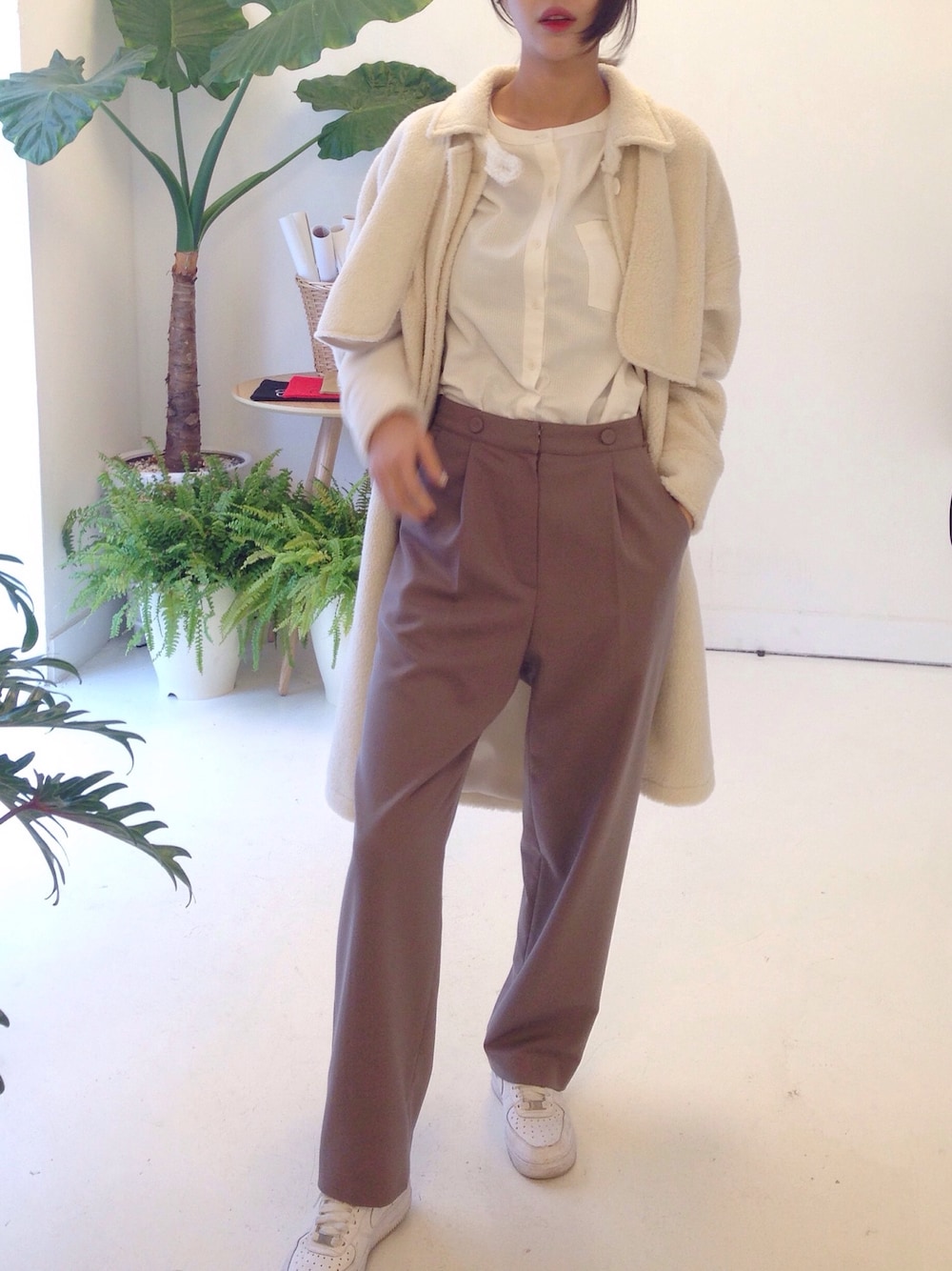 「couregiem、winter、white、beige、slacks、shirts、coat、NIKE」｜「couregiemのアイテム（ダウンジャケット/コート、ホワイト系）」を使った、꿀민경さん（レディース・165cm）の秋コーディネートの1枚目の写真