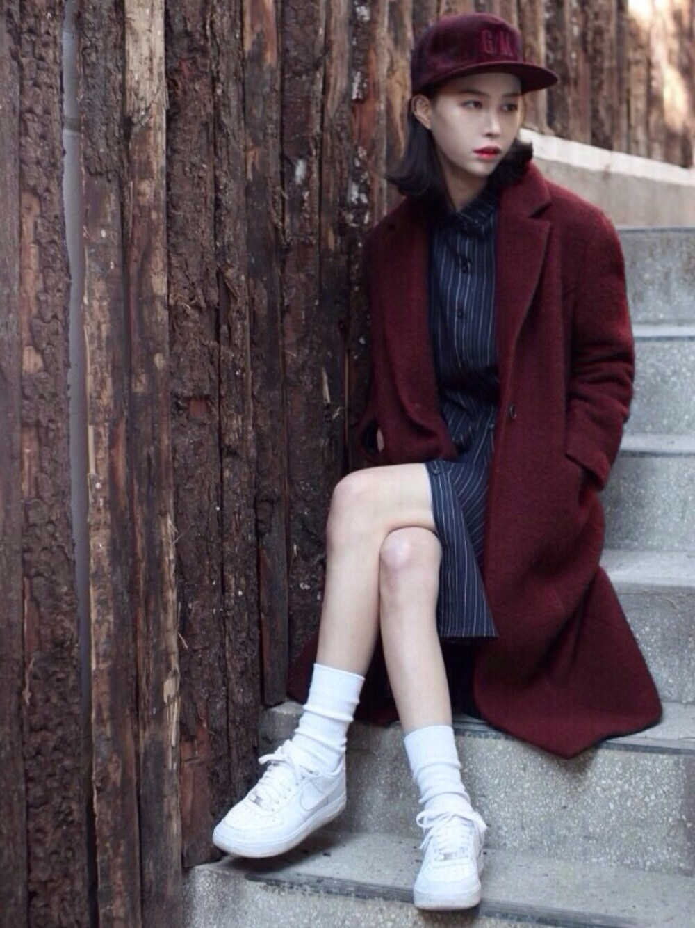 「couregiem、winter、red、stripe、white、socks、NIKE、snapback、coat、shirts」｜「couregiemのアイテム（シャツ/ブラウス、その他）」を使った、꿀민경さん（レディース・165cm）の秋コーディネートの1枚目の写真