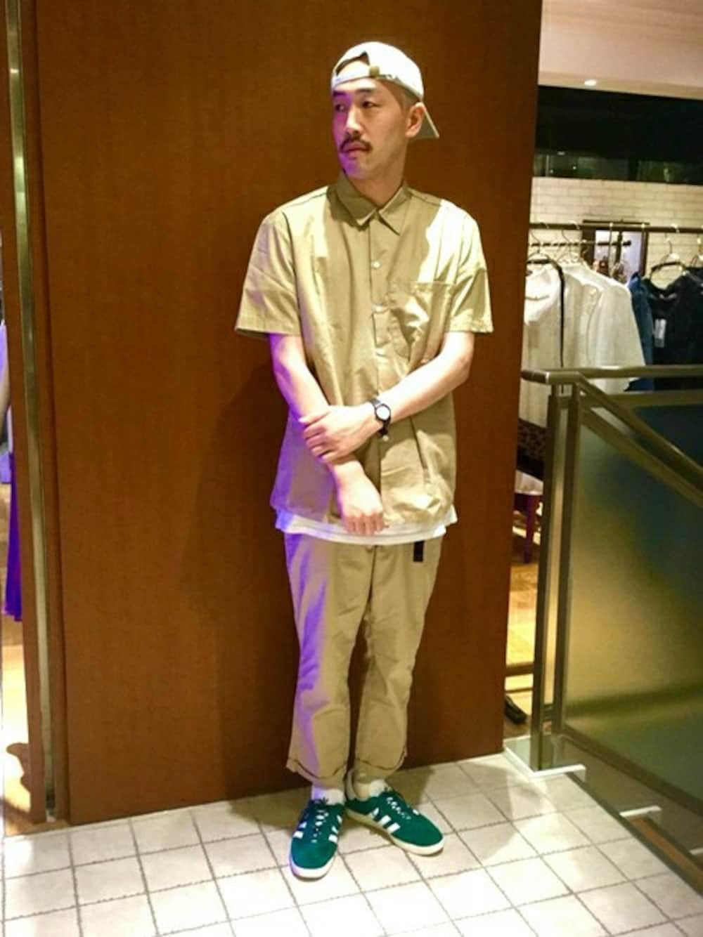 「スニーカー、シャツ、キャップ、シップス、SHIPS、SHIPS JET BLUE、シップスジェットブルー(SHIPS JET BLUE)」｜「SHIPS GENERAL SUPPLYのOTTO：6パネル ローキャップ（キャップ、グレー系）」を使った、目黒さん（メンズ・179cm）の夏コーディネートの1枚目の写真