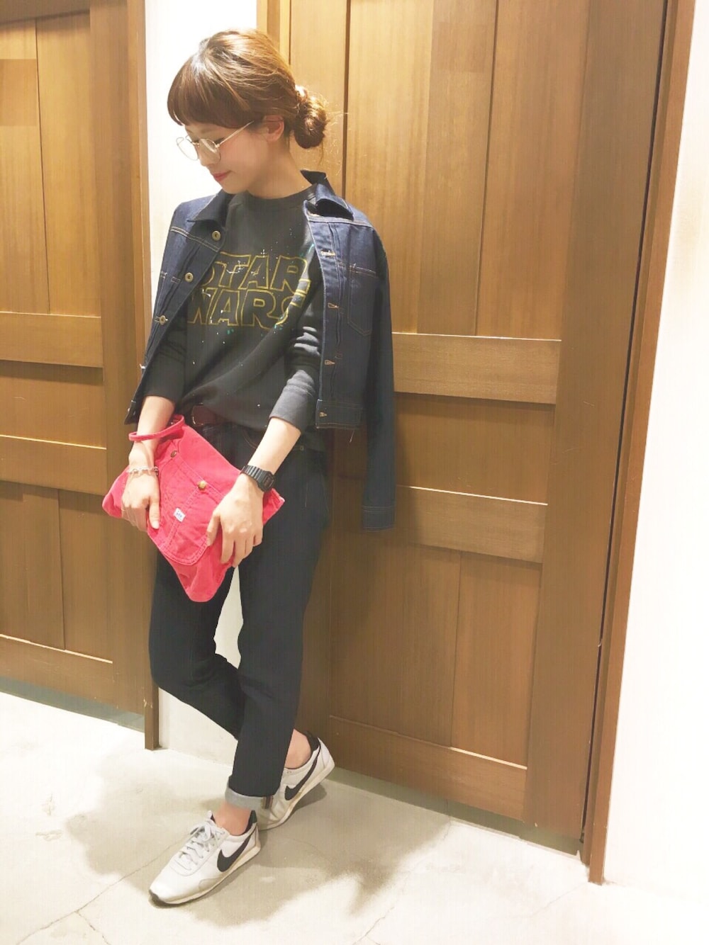 「クラッチバッグ、秋服、ootd、秋のコーデ、casual、denim、ブラック、スウェット、fashion、Gジャン」｜「archivesのタックGジャン（デニムジャケット、ブルー系）」を使った、archivesさん（レディース・161cm）の秋コーディネートの1枚目の写真