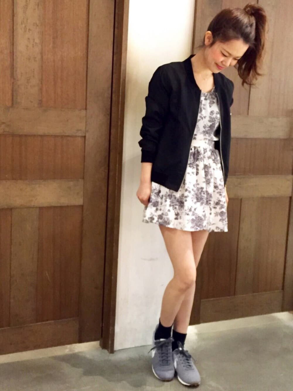 「スニーカーコーデ、シンプル、スニーカー、ootd、オールインワン、花柄、archives」｜「archivesのポリエステルMA-1（MA-1、ブラック系）」を使った、archivesさん（レディース・154cm）の冬コーディネートの1枚目の写真