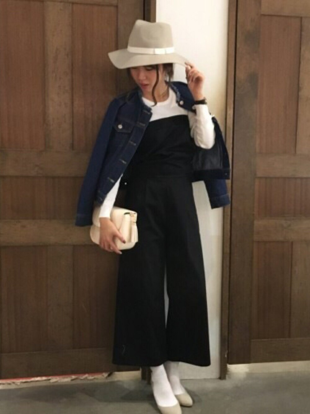 「春、パンツスタイル、オトナカジュアル、きれいめカジュアル、ブラック、オールインワン、Gジャン、fashion、archives、アルシーヴ(archives)」｜「archivesの【店舗限定商品】　ツイルベアオールインワン（ワンピース、ブラック系）」を使った、archivesさん（レディース・158cm）の冬コーディネートの1枚目の写真