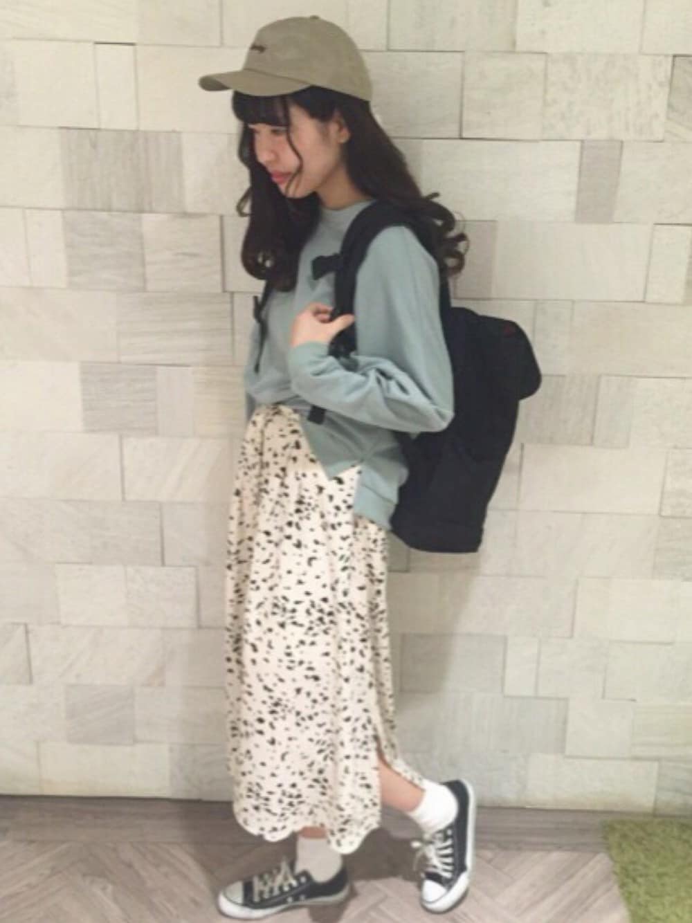 「スニーカー、はるコーデ、fashion、ootd、キャップ、ゆるコーデ、ロングスカート、archives、アルシーヴ(archives)、カジュアル」｜「archivesのアイテム（キャップ、ベージュ系）」を使った、archivesさん（レディース・170cm）の春コーディネートの1枚目の写真