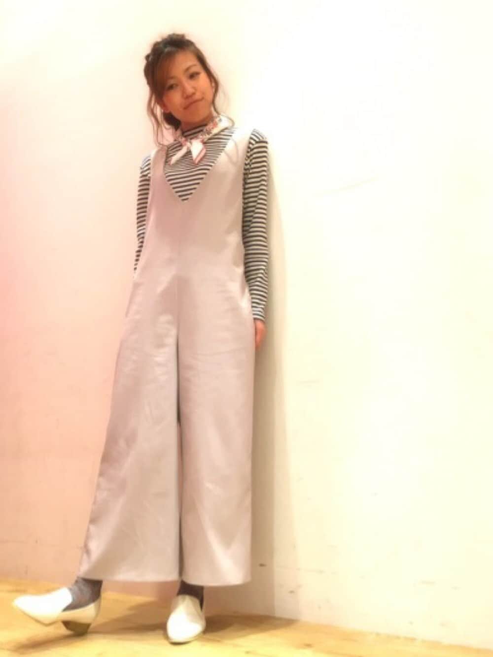 「シンプルコーデ、ootd、オトナカジュアル、outfit、サロペット、オールインワン、きれいめカジュアル、バンダナ、archives、アルシーヴ(archives)」｜「archivesの【店舗限定商品】　Vネックサロペット（サロペット/オーバーオール、グレー系）」を使った、archivesさん（レディース・162cm）の春コーディネートの1枚目の写真