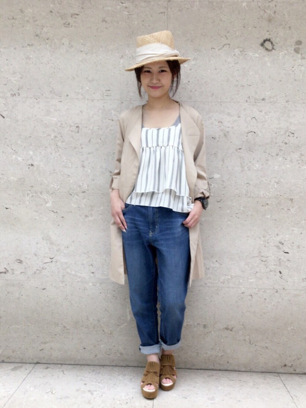 ブルー系のデニムパンツ、ホワイト系のシャツ/ブラウス、ベージュ系のその他アウターを着用したレディースの春コーディネートの1枚目の写真