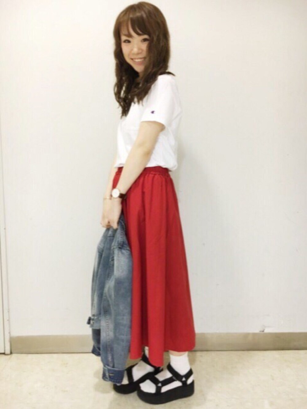 「Tシャツ、Gジャン、デニムジャケット、スカート、サンダル、チャンピオン、ホワイト、オトナカジュアル、archives、アルシーヴ」｜「archivesのタイプライターギャザースカート（スカート、レッド系）」を使った、archivesさん（レディース・154cm）の春コーディネートの1枚目の写真