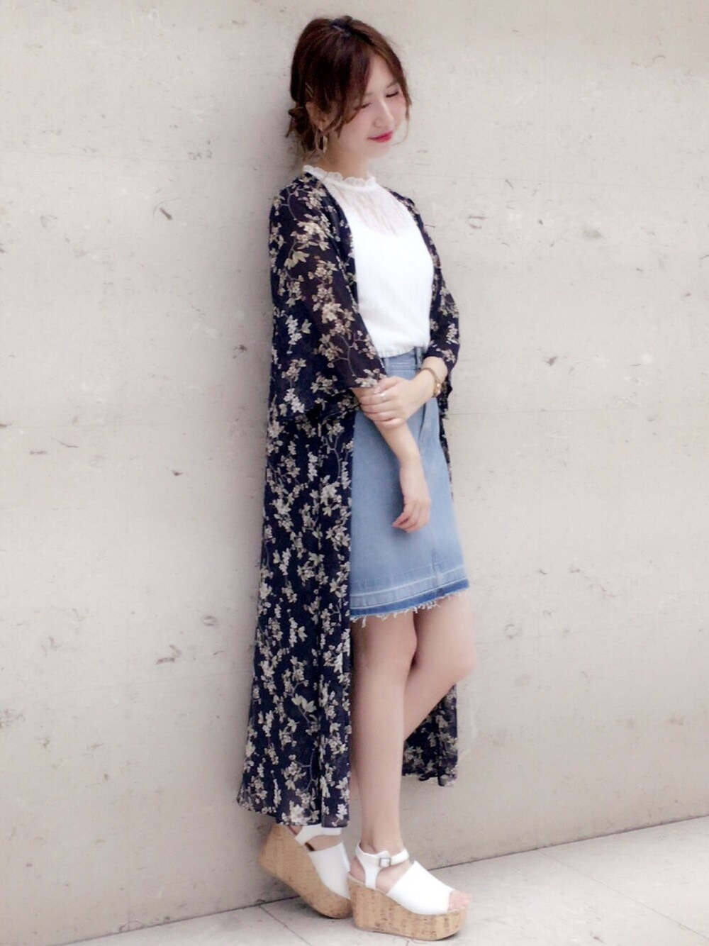 「カジュアル、サンダル、休日スタイル、ootd、花柄ｶﾞｳﾝ、ガウン、カットオフ、デニムスカート、archives、アルシーヴ(archives)」｜「archivesのアイテム（Tシャツ/カットソー、ブラック系）」を使った、archivesさん（レディース・162cm）の夏コーディネートの1枚目の写真