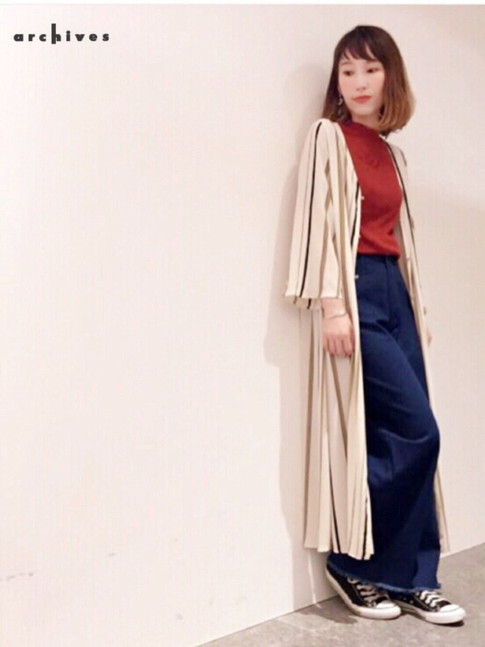 「カジュアルコーデ、パンツスタイル、デニムパンツ、スニーカー、大人カジュアル、秋コーデ、ガウン、ストライプ、archives、アルシーヴ(archives)」｜「archivesのフリンジデニムワイド（デニムパンツ、ブルー系）」を使った、archivesさん（レディース・163cm）の夏コーディネートの1枚目の写真